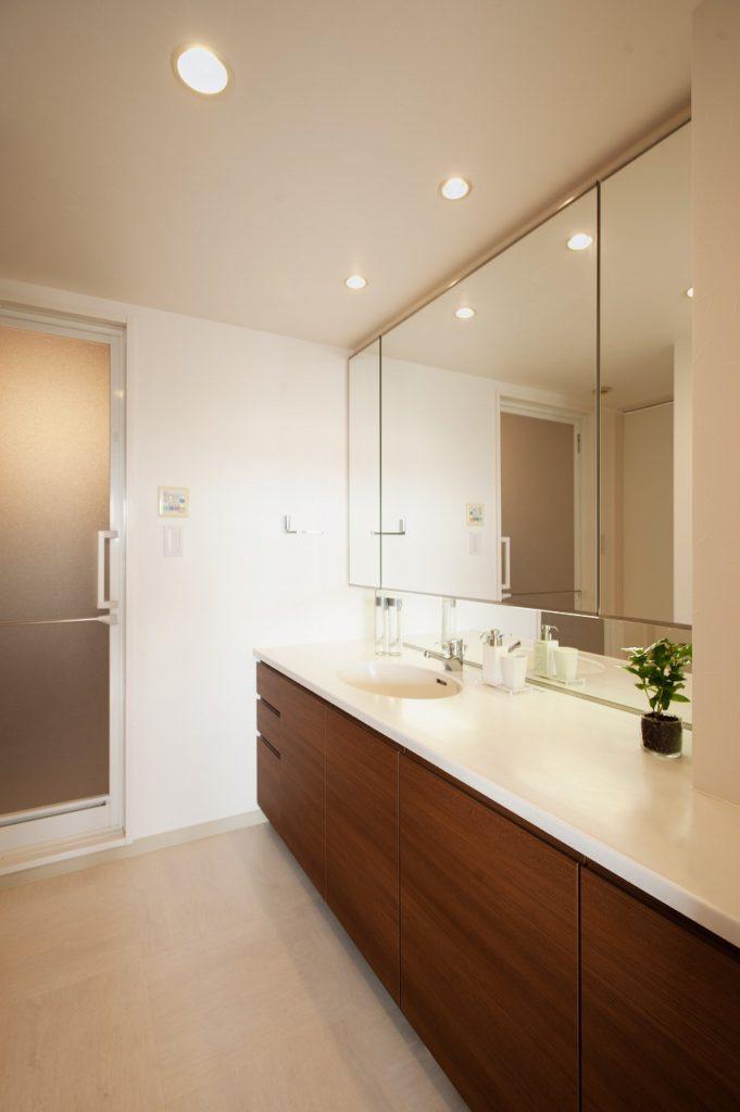 カウンターやミラーは既存のまま活かし、扉、キャビネットの造りかえでイメージを一新しました。