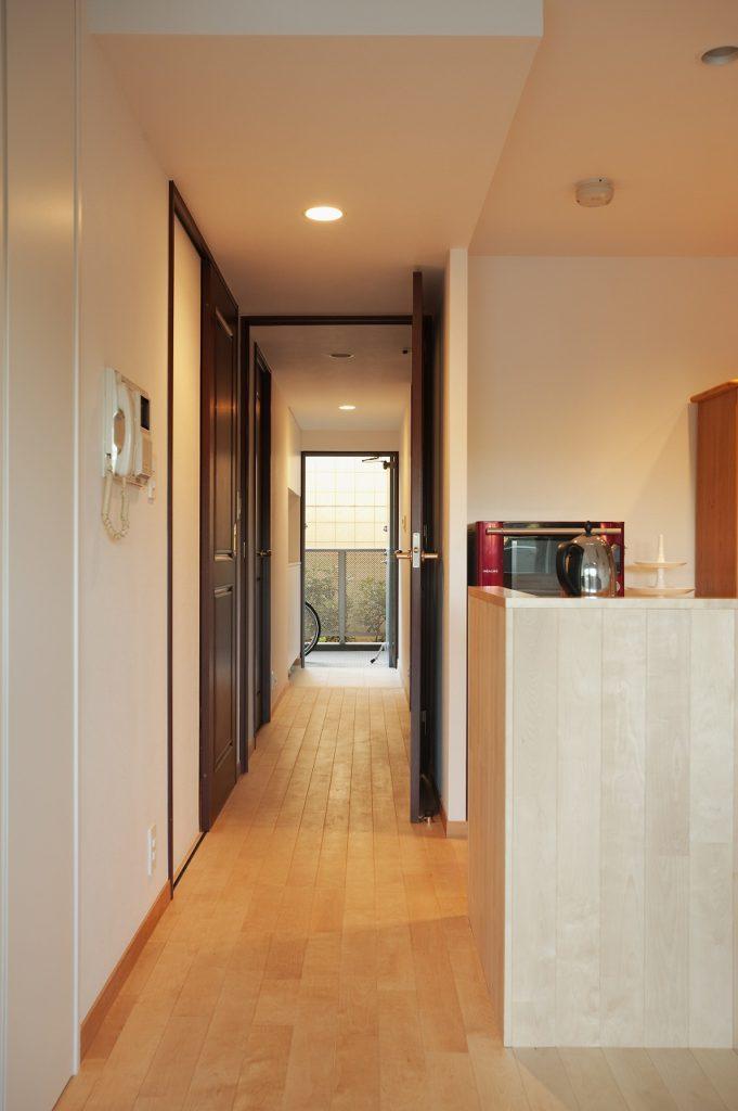 玄関収納をセパレートタイプとし ディスプレイコーナーを設けました。