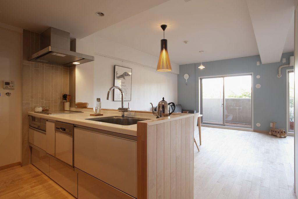 サイドの木目に合わせ、壁タイルを縦使いした。 余ったタイルは玄関の背面へ使用。