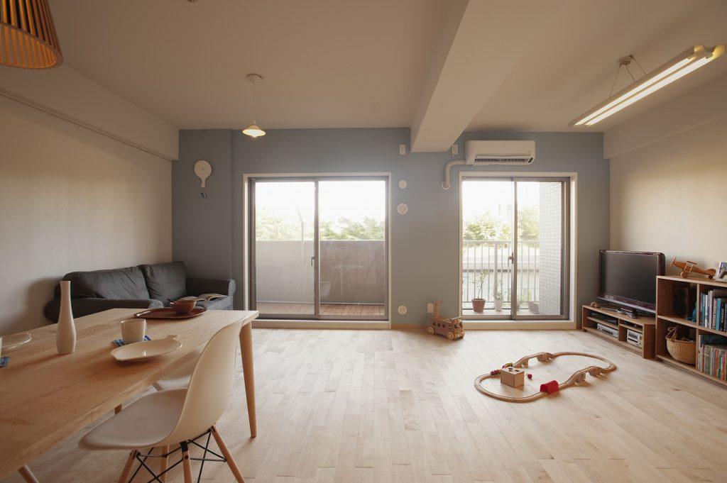 外と室内が繋がるイメージの空色のクロスを全面に（こだわりの輸入クロス：ＴＯＭＩＴＡ）