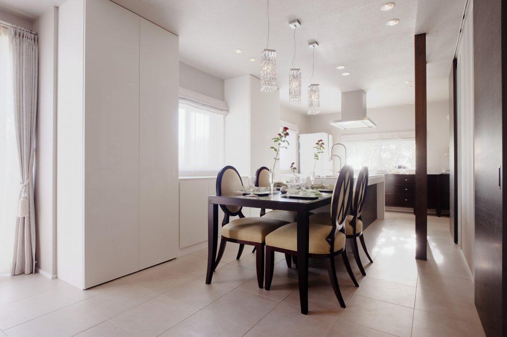 シンプルながらエレガントモダンな空間にリフォームされました いつまでも飽きのこないデザインです