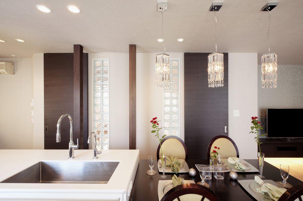 家電や食器などは造作した収納に隠し、全体をすっきりさせています