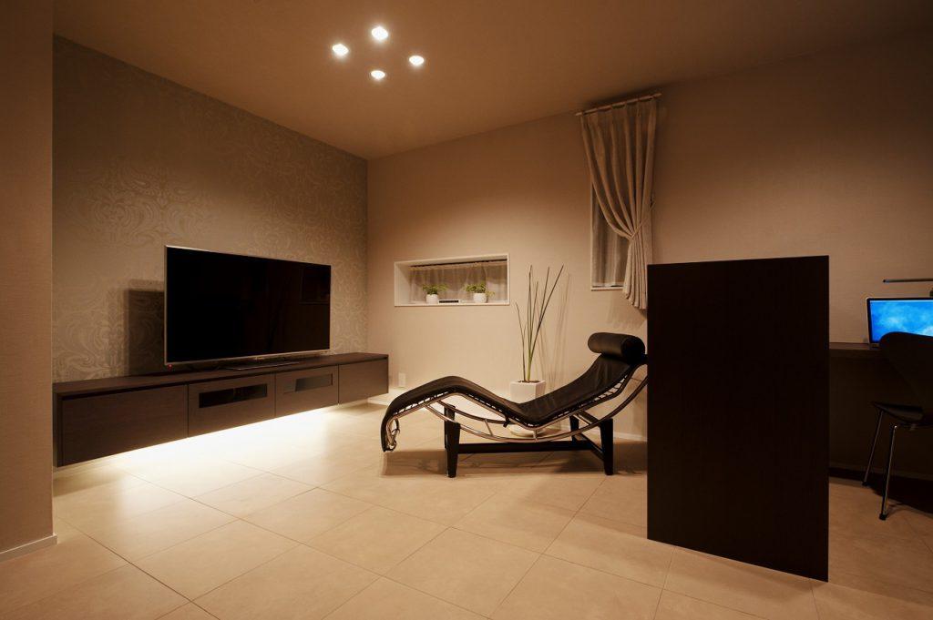 ＴＶボードは空間に合わせて造作 壁面にはアクセントクロスを採用しました