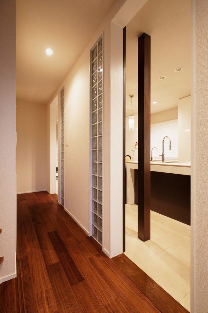 廊下の床はウォールナットのフローリングとなっています