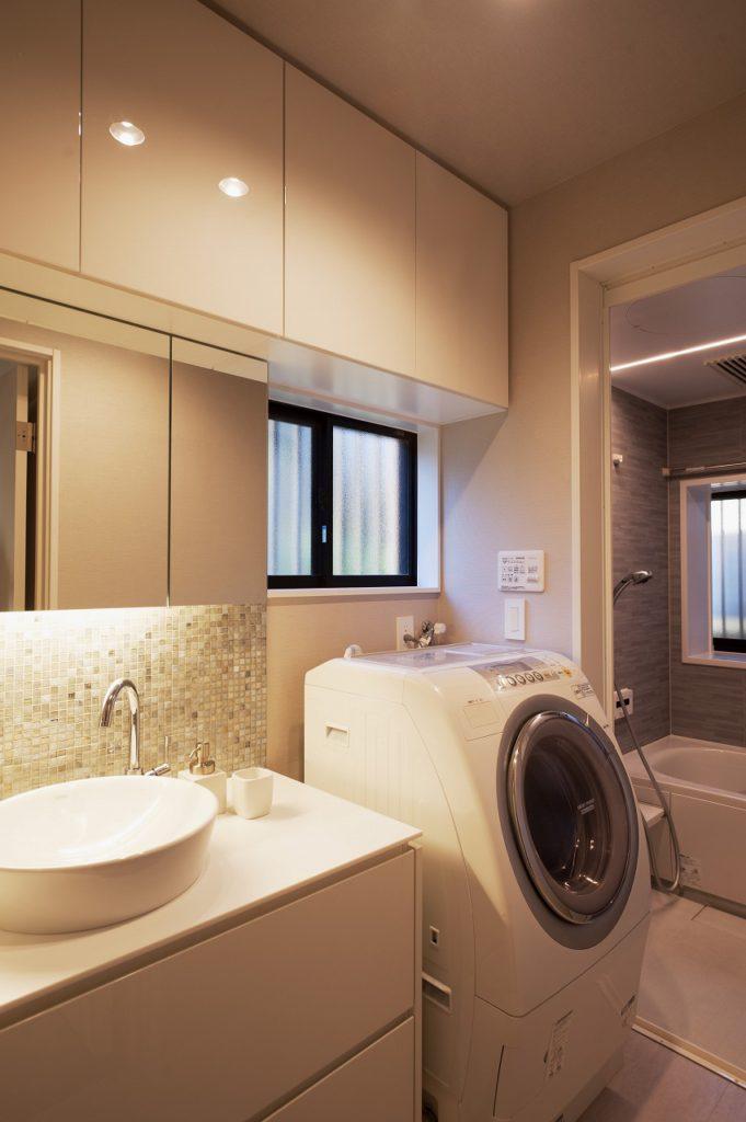 キッチンと意匠を合わせたシンプルな化粧台を造作しました