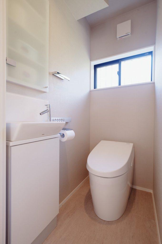 廊下からの段差をなくしバリアフリー化しました タンクレストイレを採用し広々スッキリ空間となっています