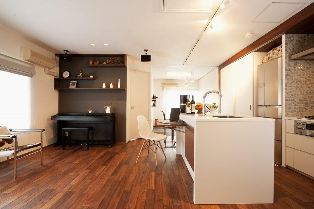 ▲天井近くまである大きなキッチン収納は造作しました。普段は収納部分を目隠し出来るようになっていて、可変的な使い方ができます。