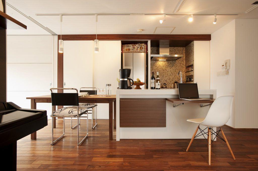 ▲シンクのダイニング側には、書斎スペースとしても使える折りたたみ式の作業代を造作しました。