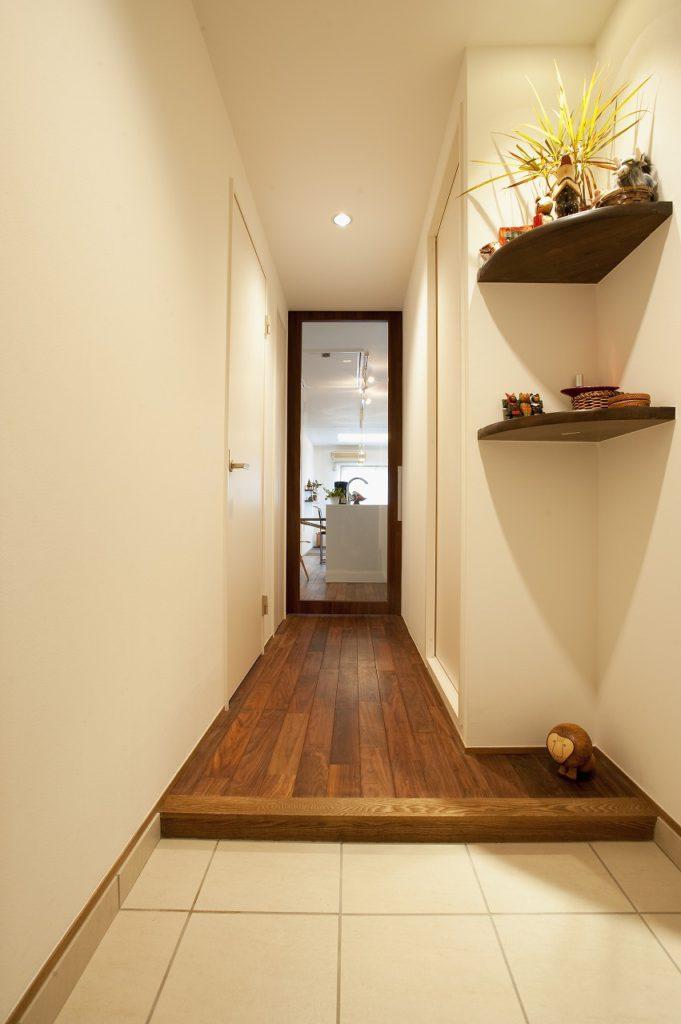 ▲既存の玄関収納は撤去、ｵｰﾌﾟﾝな飾り棚とし、玄関収納は1つにし足元をすっきりとまとめました。