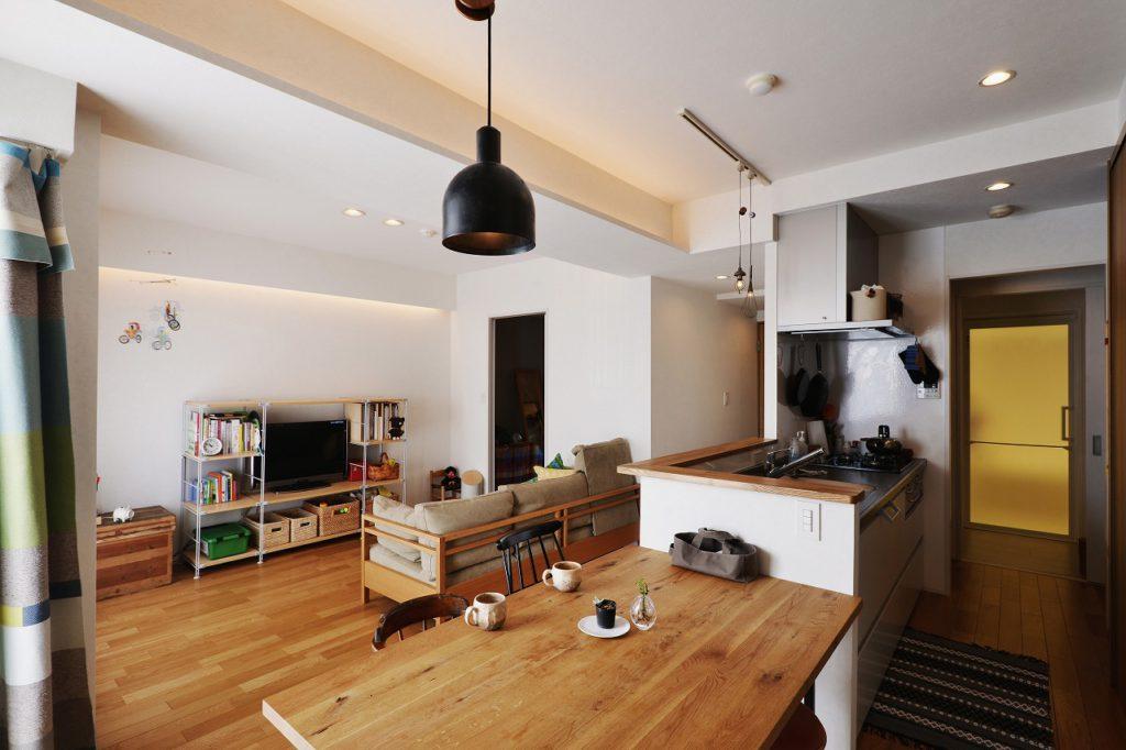 ママが長くいる場所はキッチン だからキッチンの見晴らしは重要 リビングで遊ぶパパと子供。 朝ごはん作りながら洗濯をする。 子供が食べたごはんの片付け。 お化粧しながらパントリーをパパっと整理。 キッチンを暮らしの真ん中にする事で ママの笑顔が増やせてます。