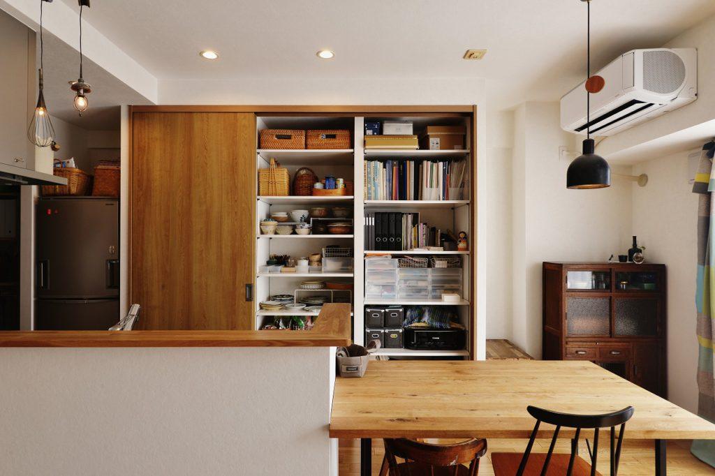 キッチンに一番必要なのは収納かもしれない。ステキなキッチンでも雑多ではステキでなくなる。高機能なキッチンでも物が溢れていては使えない。暮らすをデザイン のキッチンプラン 。