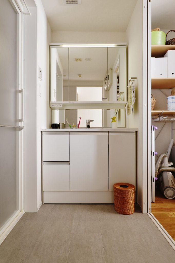 洗面室は機能重視 とにかくお掃除がしやすいように。 洗面室は抜け毛も気になる場所。 だから隙間は作らない。 コンパクトなスペースだけど、引き戸でパントリーとスペースを融合する事で圧迫感は感じない。