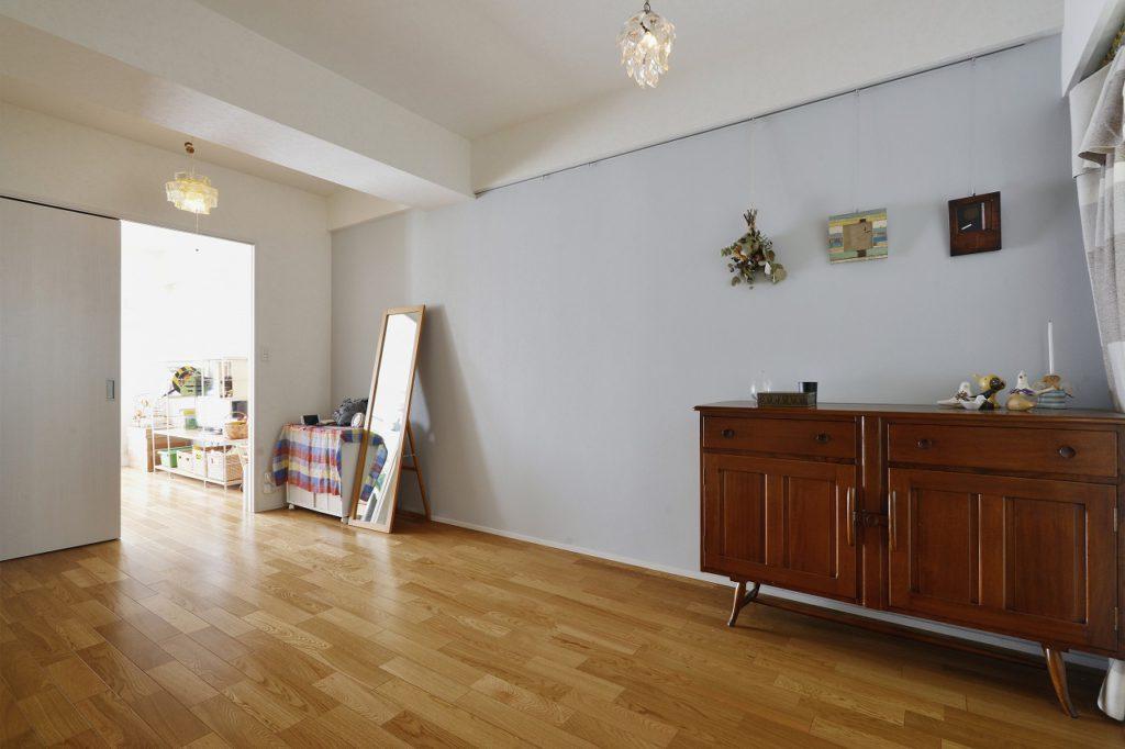 ベッドルームには 好きな色 スワッグやフォトフレームを加えて家族の「好き」を作ります 風が流れるように南北の開口を設けます。