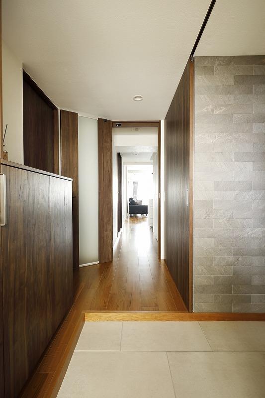 多方向から届く光で、落ち着いた内装が映える大人な空間です。