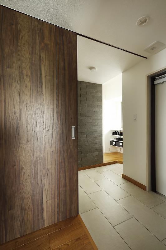 元々は居室であった部分をシューズクロークにしています。建具をあけていると窓からの光が差し込み玄関も明るく感じられます。