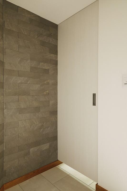 シューズクローク内にも建具を設けて、生活感を完全に隠すこともできます。