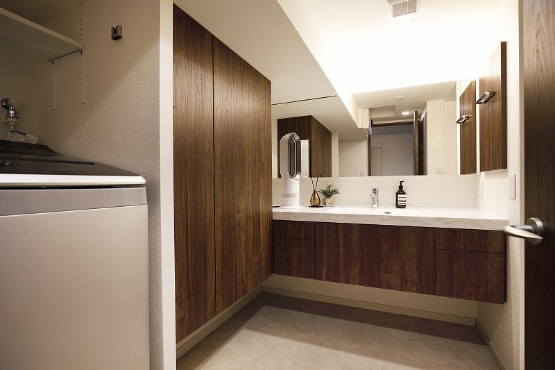 洗面台は造作しました。梁はデザインに活かし、広い空間を実現しています。
充実の収納でものを極力出さず、吟味して選んだものだけをディスプレーするスタイルです。