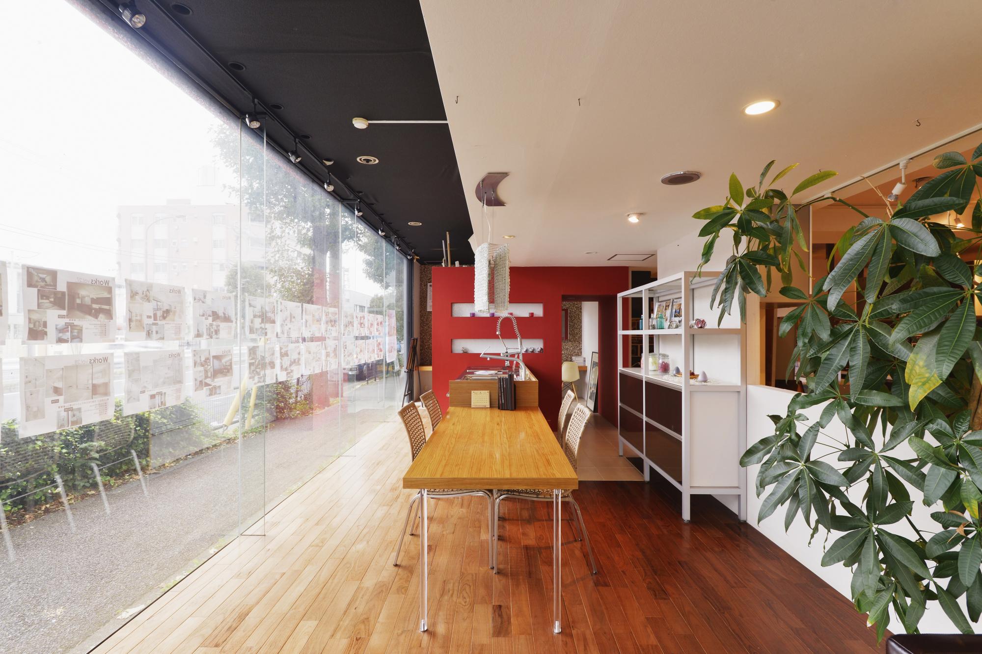 高級感を味わえる店内で見て触れてください。キッチンはタイプごとに厳選したものを展示。デザイン性だけではなく、使い勝手も重要なポイント。