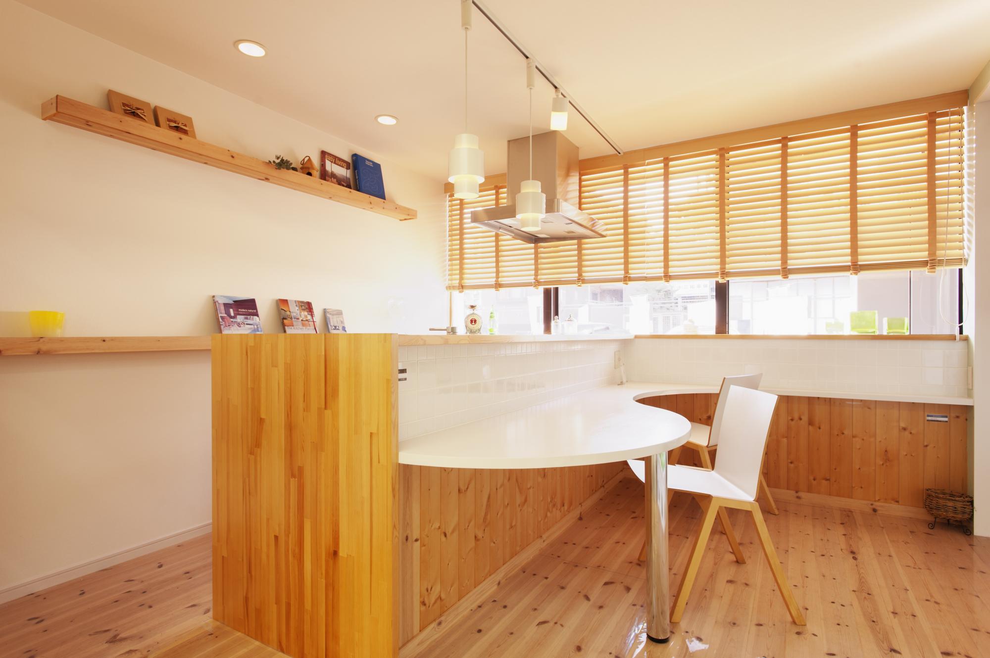 キッチン単体で展示しているものや、ダイニングスペースも見て体感してもらえるよう、さまざまなテイストのキッチン空間があります。キッチン本体だけでなく、食器棚と冷蔵庫などとのバランスや、広さや高さも実際に体感していただけます。