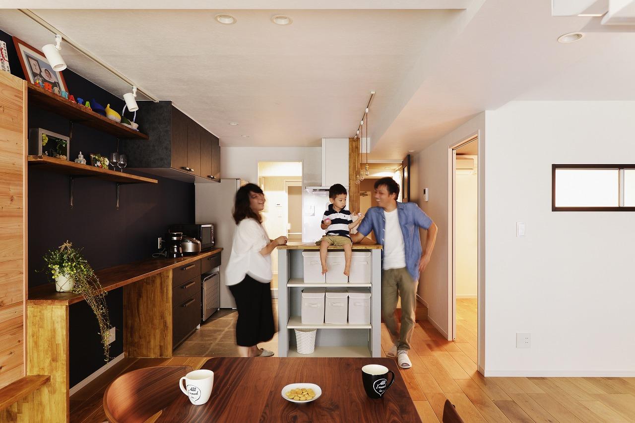 キッチンを中心に回遊できる間取です。
子どもが楽しく遊べるだけでなく、家族の気配をいつでも感じられる間取です。
オープンな収納は出し入れが簡単でかえっていつでも綺麗をキープできる上、ディスプレーコーナーとしても毎日を楽しめます。