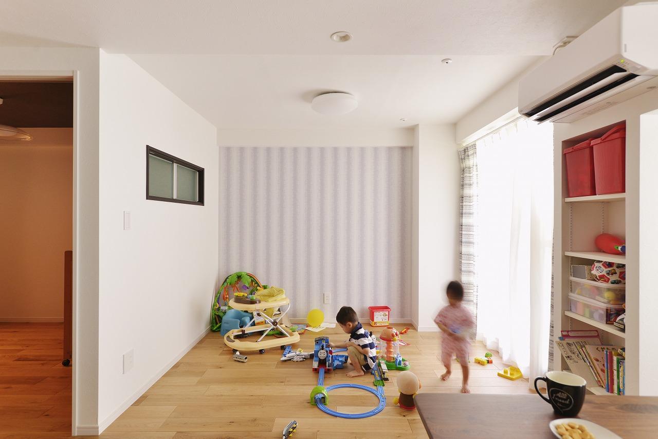 お子様が小さいうちはできるだけリビングを広く使いたいと、今はお子様のプレイルームになっています。来客があるときにはカーテンで仕切ってプライバシーも確保できるようになっています。