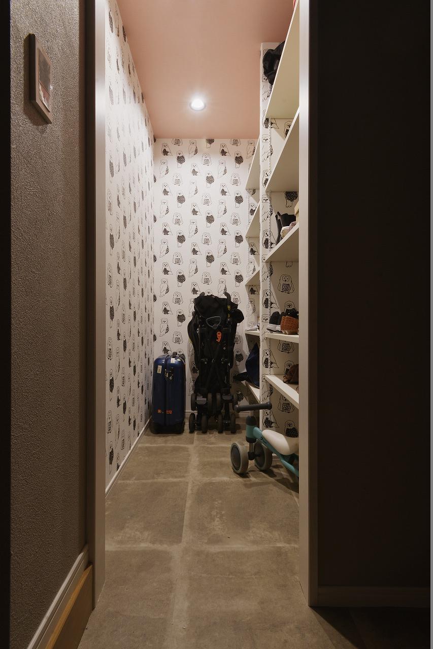 玄関から繋がるシュークロークはベビーカー置き場にも最適。
動線が良く家族が快適に過ごせます。