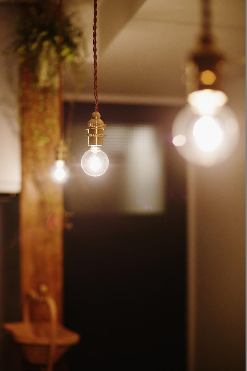 温かみのある吊り下げ照明。優しい光で家族団らんの時間を灯します。
ちょっとしたこだわりでお部屋の寛ぎ度はぐっと上がります。