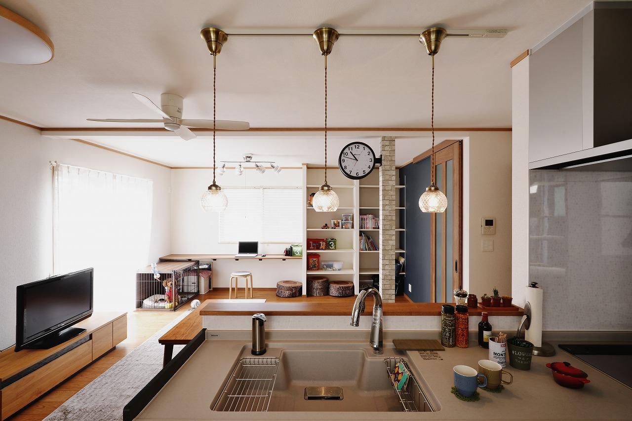 キッチンで作業している間も子供たちの様子が確認できて安心です。
印象的なのは柱につけた時計やニュアンスのある照明など。

お客様自身が「我が家らしく育てていく家」です。