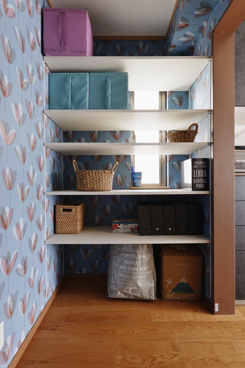 キッチンの奥にはパントリーを設けました。お気に入りの柄クロスで気分も上がります。
たくさん収納できるのはもちろん洗面室へ抜ける通路にもなっていて、家事動線も抜群です。