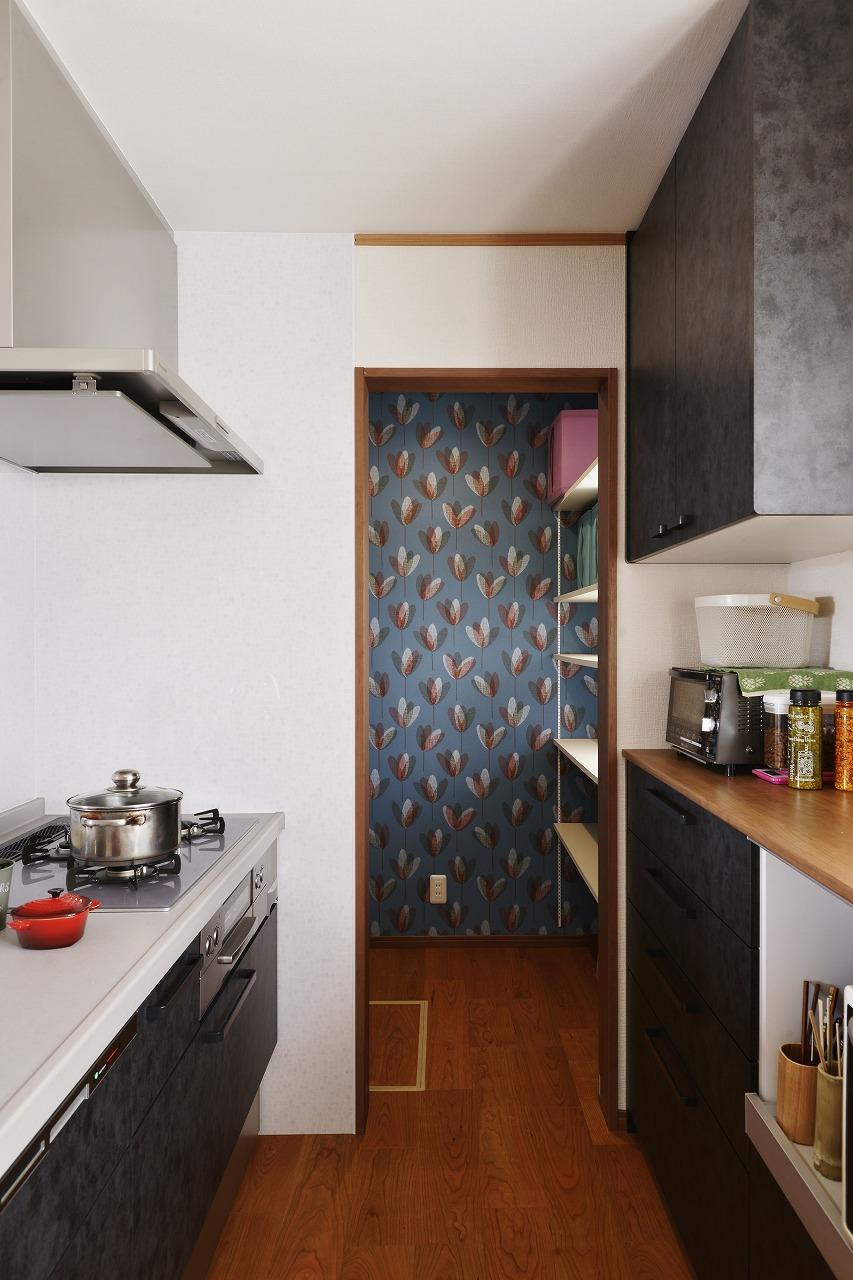 奥に見えるのがパントリー。柄クロスがちょうどよいアクセントにもなってくれています。