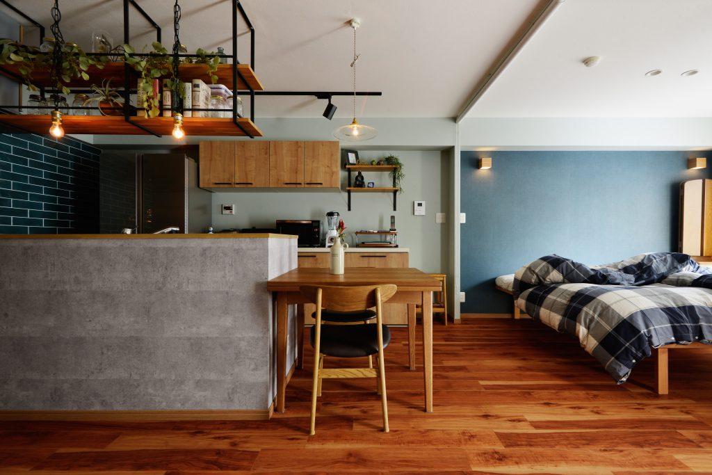 ベースとなる壁クロスは真っ白にするのではなくブルーグレーにし、黒のアームの飾り棚を取り付けることでおしゃれな雰囲気に。アクセントとなるクロスやタイルはサンプルを一つ一つ確認頂き、こだわってご選択いただきました。