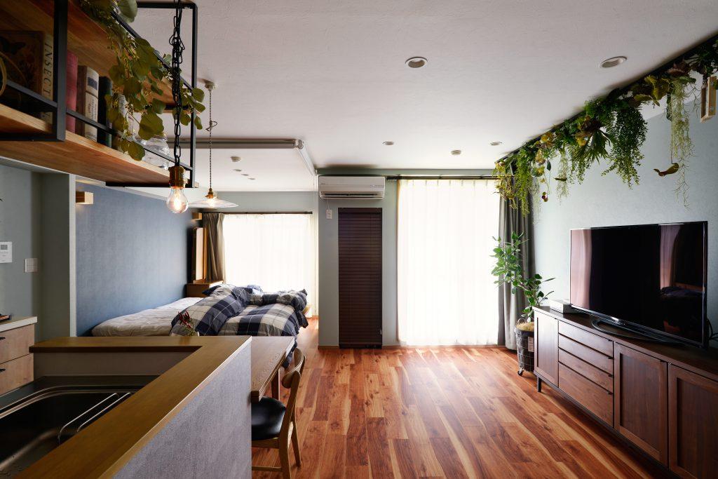 ベッドに寝ころんでいても、お料理しているときも、
両方から見られるような位置にTV置場を造りました。
日常を気持よく！