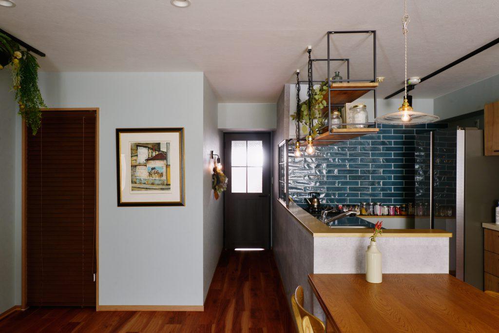 フォーカルポイントにもなる青のタイル。
こだわって選びました。