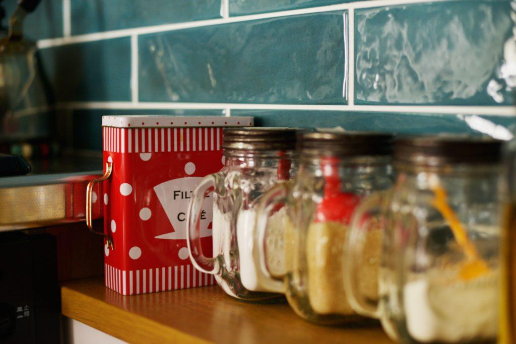 カウンター上は調味料置場にしました。コンロに近く取り出しやすい手線です。
趣味の良い施主様がお洒落にディスプレーしてお使いいただいています。