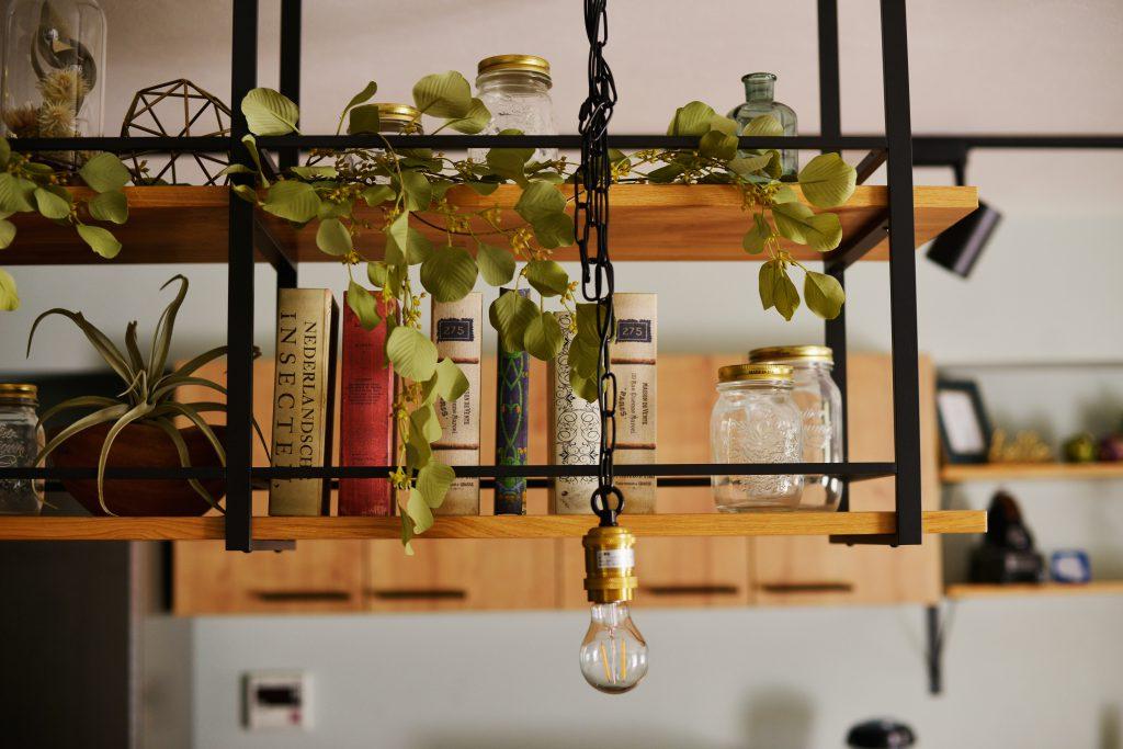 落ち着いたシンプル内装と相性が良いアイアンの吊り収納。
インテリア性が抜群です。