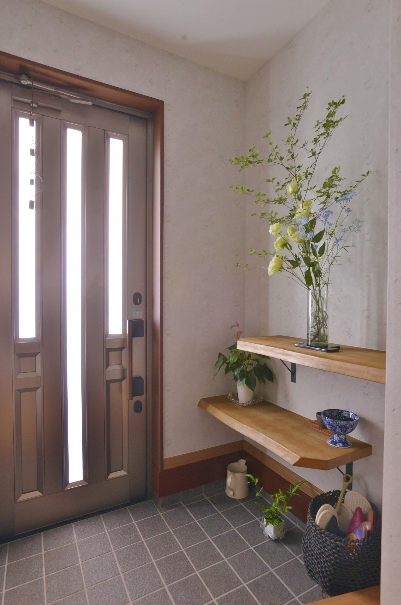 新婚時に購入したテーブルは玄関のオープン棚に生まれ変わりました。