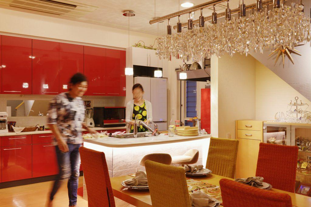 キッチンは面材だけを交換。大好きな赤に囲まれ、パーティー準備のテンションも上がります。