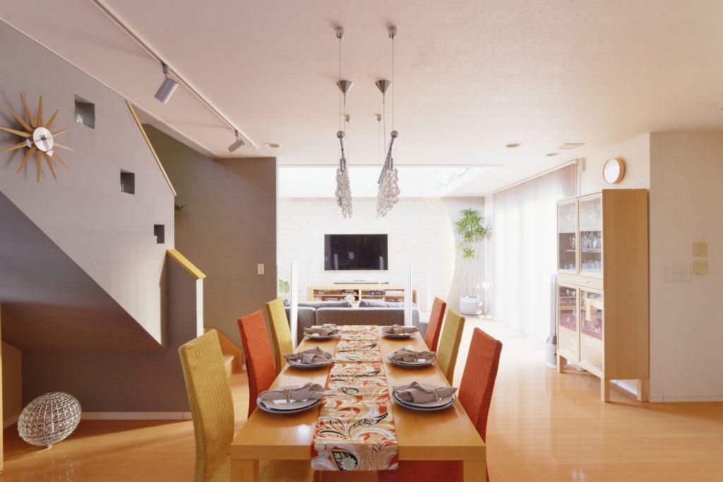 個性の強い赤を使いながらも様々な素材や仕上げを組み合わせ、上品な空間にしあげています。