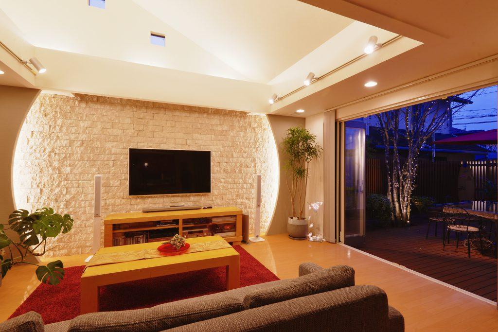 照明をつけると壁の印影が美しく浮かび上がる、モデルルームのような空間です。