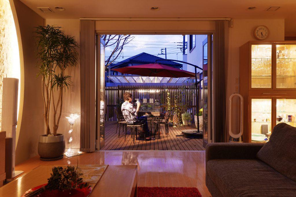 広いデッキは空のあるリビング。
室内から床の高さをつなげて一体感を感じられる仕組みです。