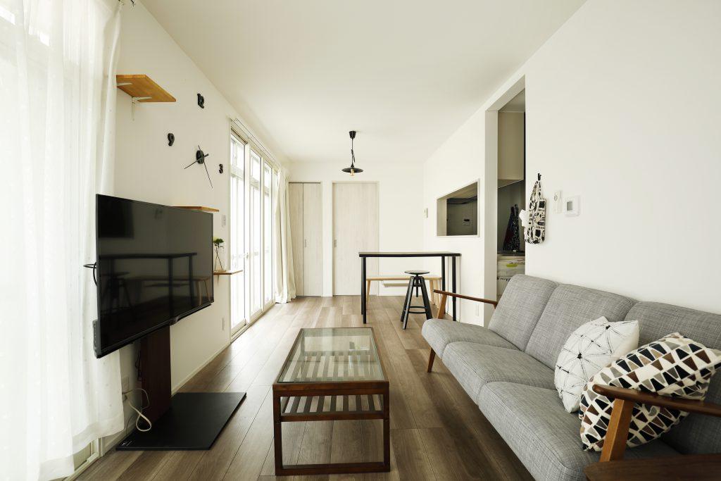 片づけは苦手という施主様。今の流行はオープンなキッチンですが、暮らす人が気持ちよく過ごせるスタイルがベストです。
シンプルな形と色味も吟味した内装＋セミクローズのキッチンで居心地が良いリビングになりました。