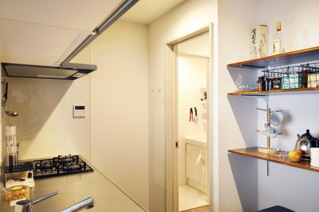 キッチンからリビング・寝室・洗面・家事室とすべてのお部屋に直接いける間取りになっています。
効率よく家事ができる動線の良いレイアウトです。