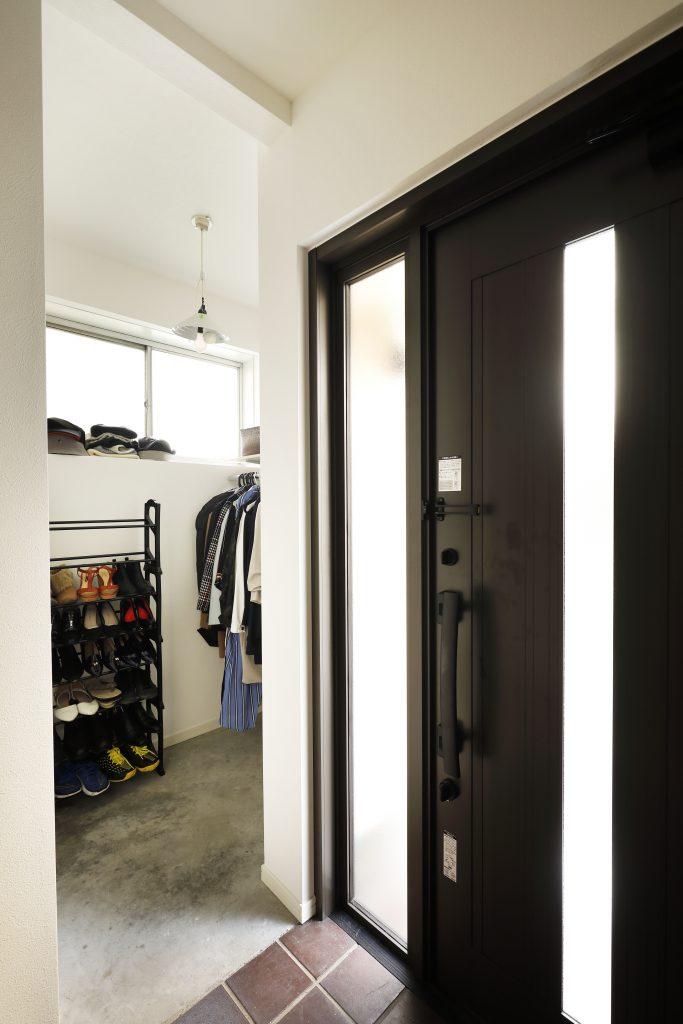玄関の隣には大きなシューズクロークを造りました。窓があって明るいシューズクロークは湿気がこもらず、空間もすっきりと片づけられる空間です。