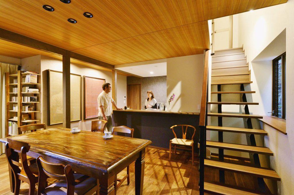 木のぬくもりが感じられるLDKで採れたての野菜をいただくのが、夫婦の至福のひと時と話す施主様。
愛着のある家でこれからのんびり自分たちらしく。