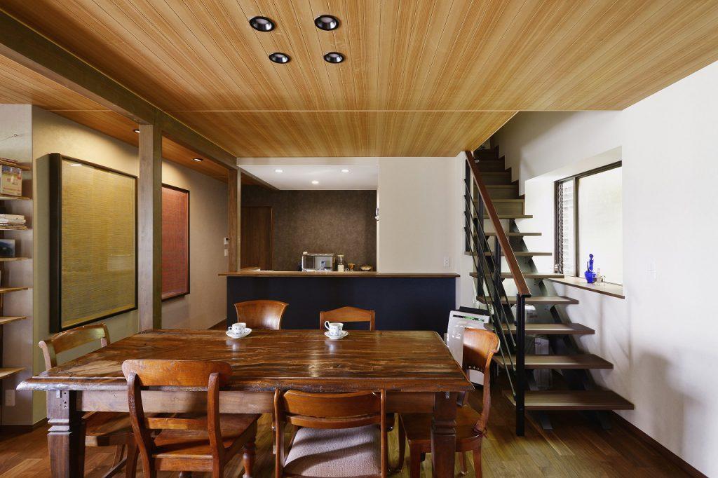 正面のキッチンのあたりが以前の階段でした。
階段スペースをLDKに取り込むことで、広々気持ちの良いLDKになっています。