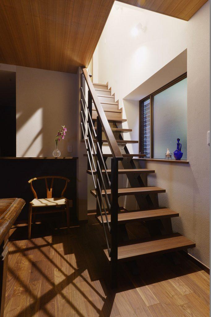 以前の階段は急勾配で2階での生活はあきらめかけていたとのこと。
位置を変え安全な勾配と採光やデザイン的にも優れたスケルトン階段にして、お部屋の雰囲気もアップしました。