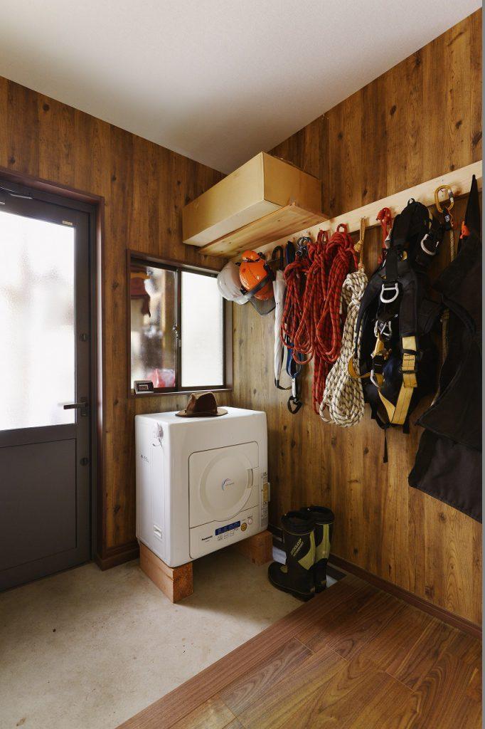 山仕事から帰ってそのまま入浴できる動線にするための勝手口を設けました。