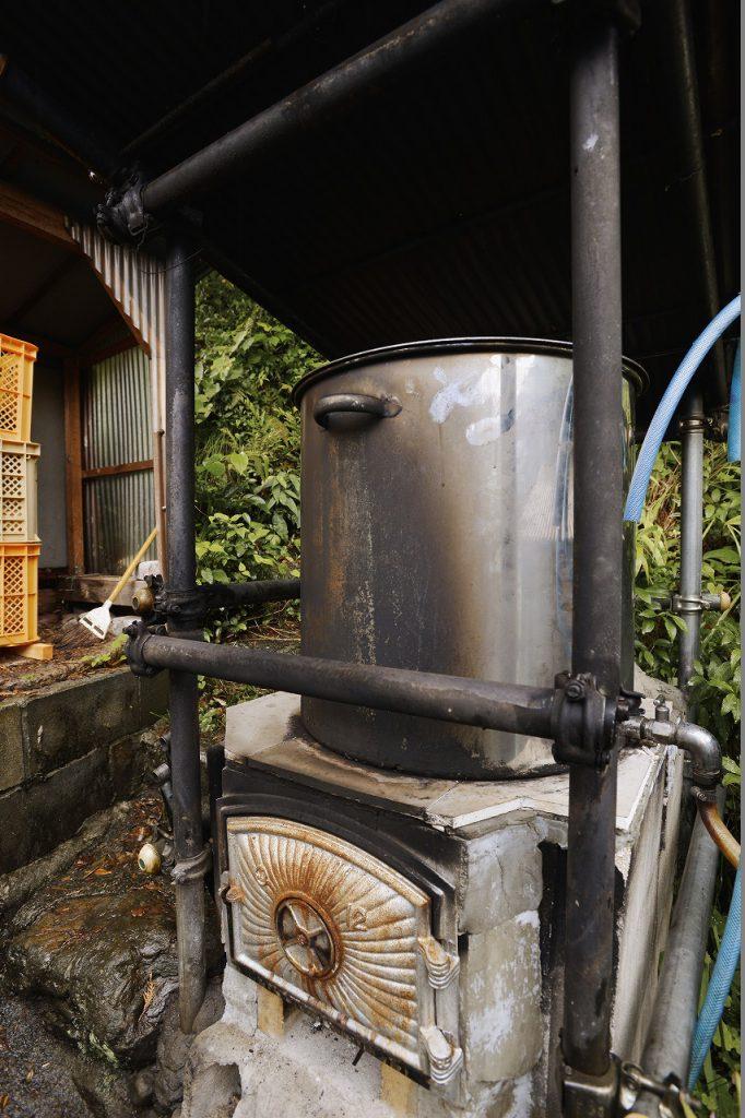澤の水をひいてお風呂を沸かします。最高の贅沢！