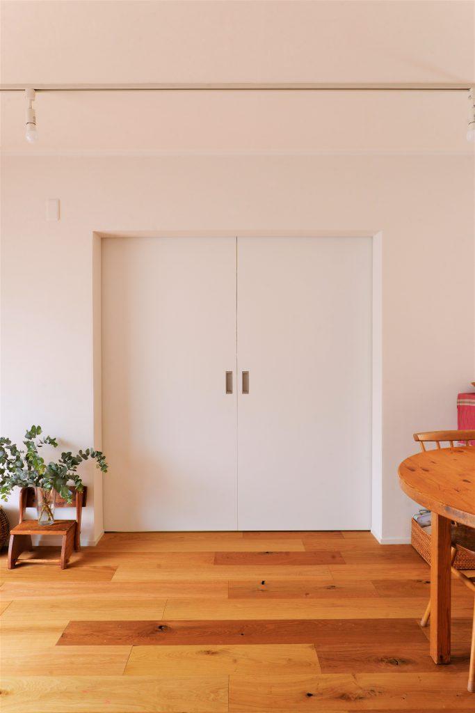 スッキリとしたデザインの引戸は住まいの印象の邪魔をしていません。