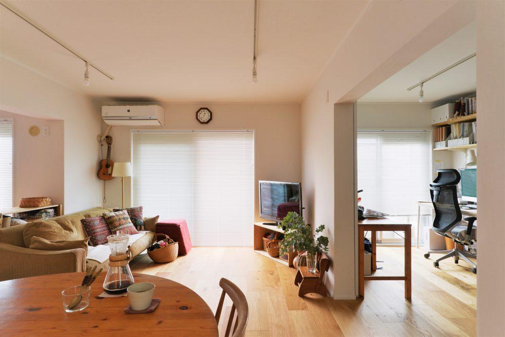 仕事中でも振り向けば家族の様子を確認できる間取りです。